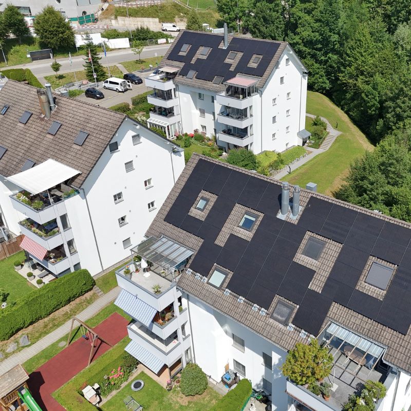 Solar-anlage auf dach eines mehrstöckigen wohnhauses; nachhaltige energiequelle, erneuerbare energie, umweltfreundliche stromversorgung, smart-me ag.